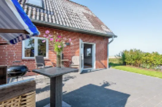 The Möwennest in a quiet location just before the dike, with terrace and beach chair.