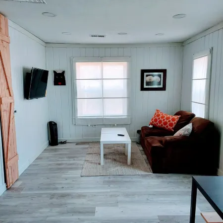 Minimalist Mtn Living- Pets Welcome (30+ Days)