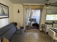 Air-conditioned studio near Les Bonnettes & Monaco beaches Hotels in Le Pradet