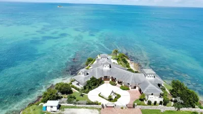 The Great House, Stunning 4-Bedroom Coastal Retreat with Panoramic Ocean Views Hotels in 