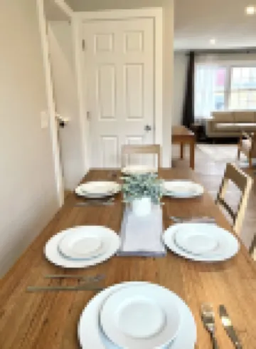 Cozy Modern Farmhouse Prime Lakeview Location