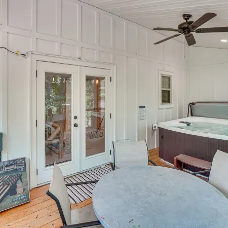 Hot Tub & EV Charger: Helen Getaway w/ Views!
