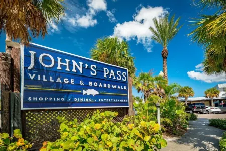 302 Beautiful 3bdrm/3bath Gulf front w Jacuzzi-Heated Pool Btwn Clrwtr- St Pete