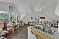 Cactus Flower Treehouse-Pet Friendly-Hill Country Views! Hotels near Hill Country Miniatures Museum