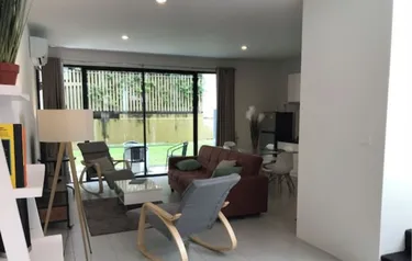 รูปภาพของBeautiful modern house across the road from beach