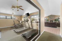 3 Min to Strip! Indoor Pool, Hot tub, Sauna, new!