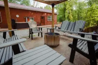 Cozy Pet-Friendly Cabin in Hocking Hills with Hot Tub, Firepit and Hiking Nearby