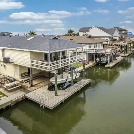 Canal front home w/ underwater green lights, pool,boat ramp, near the beach