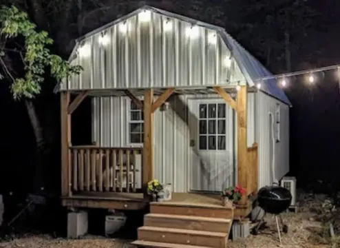 The "40 Steps" Cabin Tiny house