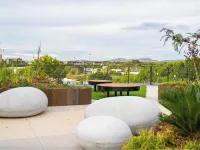 The Hamptons: Dual-Suite Sanctuary | 2 Private Baths | Rooftop Pool Hotels in Dickson