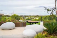 The Hamptons - Luxurious Fully Furnished 2 Bedroom Central Location