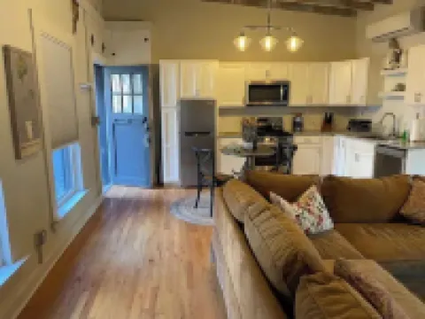 Tranquil In-Town Garden Carriage House, No pet fee