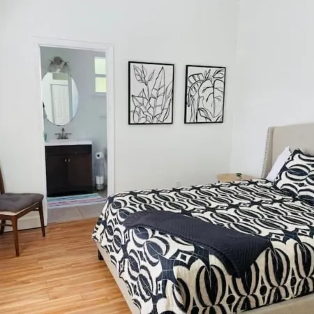 Cheerful 4 Bed, 3 Bath Home with Screened Pool