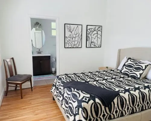 Cheerful 4 Bed, 3 Bath Home with Screened Pool Hotels in Winter Haven