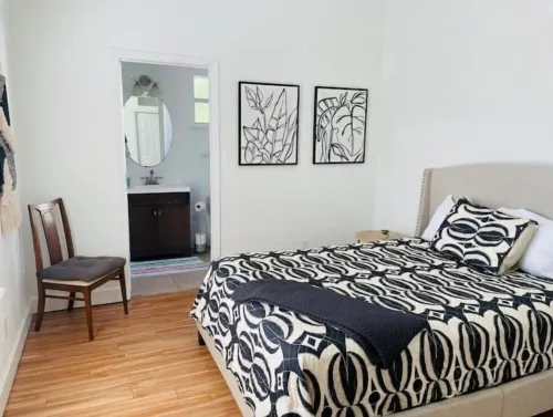 Cheerful 4 Bed, 3 Bath Home with Screened Pool