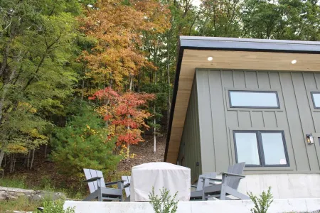 Modern + Private Cabin in Marlinton, WiFi, single level, trail side!  New 2025