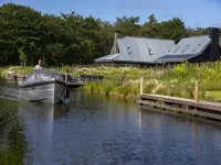 Beautiful villa on the water in Friesland - Wifi