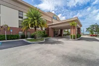 Days Inn & Suites by Wyndham Fort Myers Near JetBlue Park Các khách sạn ở Đô thành Myers