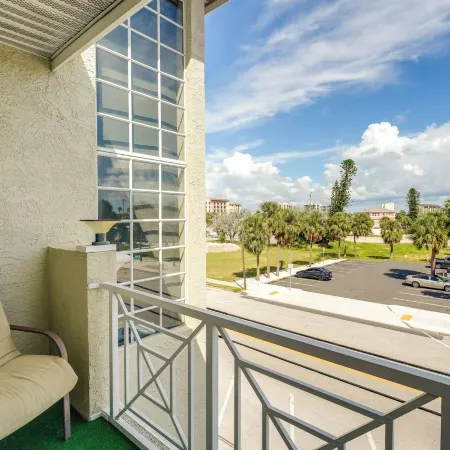 Coastal Sea Side Townhome - Walk to Beach!