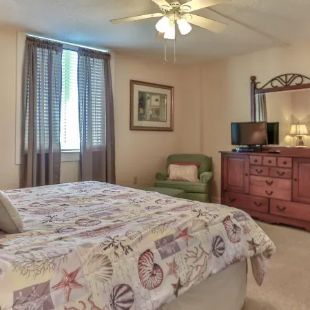 Dolphin Point 404B - 2Br on Holiday with Views of Harbor