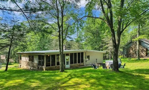 Large Mid-Century modern, 3-bdrm w/ hot tub in Split Rock, Lake Harmony Hotels in Kidder Township