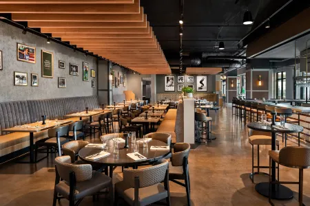 Tempo by Hilton Louisville Downtown NuLu Отели рядом с достопримечательностью «Мост «Большой четвёрки»»