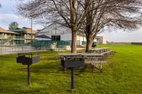 Travelodge by Wyndham Lemoore Near Naval Air Station - Parking