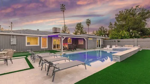 11번가의 선셋, 아방스테이 리조트 스타일 풀 + 핫 터브 게임룸