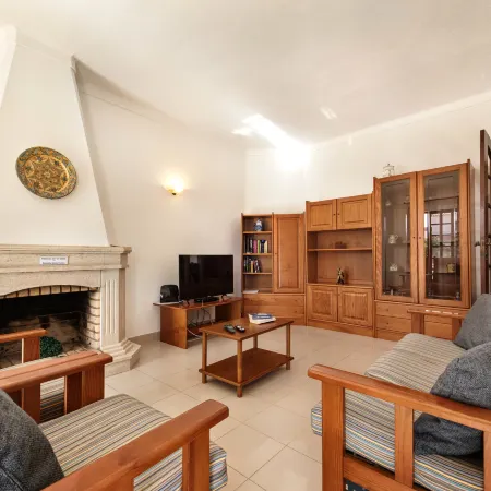 Spacious 4 Bedroom Villa, Private Pool, Free Air Conditioning and Wifi