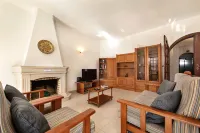 Spacious 4 Bedroom Villa, Private Pool, Free Air Conditioning and Wifi