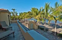 Escape To An Ocean Front Five Star Paradise : A 10 minute walk into Loreto