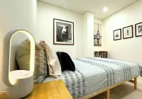 Metawisebnb 2BR Industrial Charm in Petersham Hotel berhampiran Grumpy Bean Cafe