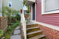 ★Downtown Condo~Steps from the Water & Common★ - 2 estrellas