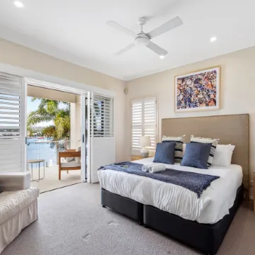 Amazing Canal House with Private Jetty, Gym & Pool