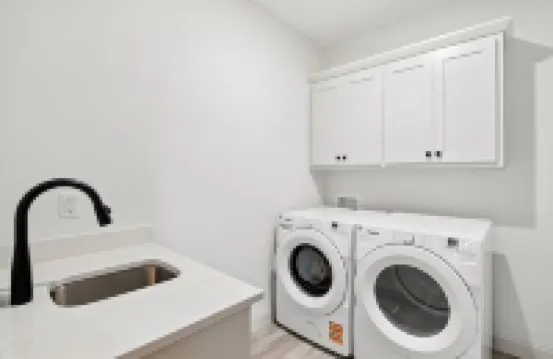 Brand New Cool Comfy Lawrence Retreat 3 Bedroom Duplex