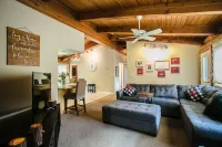 Nederland Getaway 4 Bedroom Home by RedAwning - Homestays