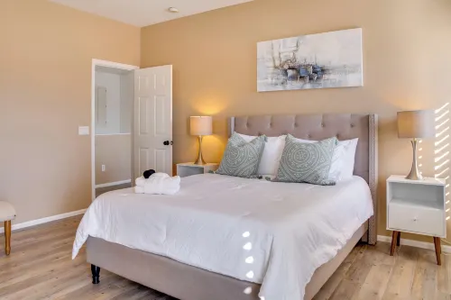 Golf, Hikes & Sports Fun! Desert Getaway w/ Pool - Homestays