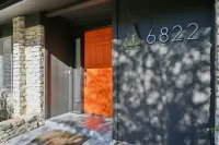The Palm Royale: Mid century pool home in trendy East Austin sleeps 12!