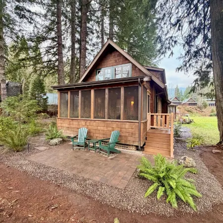 Charming Waterfront Cabin in McKenzie Bridge with WiFi, AC