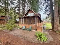Charming Waterfront Cabin in McKenzie Bridge with WiFi, AC