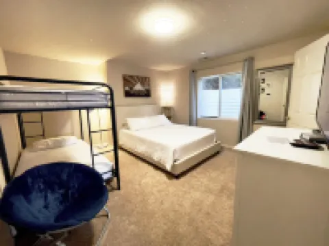 Family Time Basement Suite-Beauty Parlor, Play Room, Hot Tub, Yard, Fire Pit