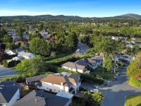 Knockan Hill Rentals - Ground Floor Suite Hotels in Saanich