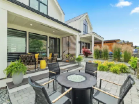Outdoor Heater & Covered Patio, Paddle Boards, Fire Table, Bikes, Outdoor Games Hotels in Chelan