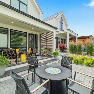 Outdoor Heater & Covered Patio, Paddle Boards, Fire Table, Bikes, Outdoor Games