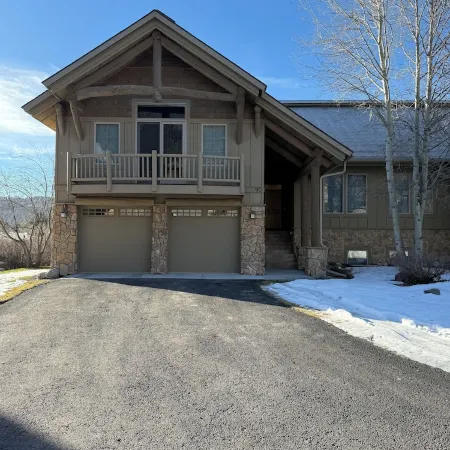 Newly renovated townhome near Town Ctr. Lone Peak views, rec room, new hot tub.