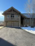 Newly renovated townhome near Town Ctr. Lone Peak views, rec room, new hot tub.