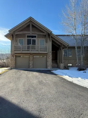Newly renovated townhome near Town Ctr. Lone Peak views, rec room, new hot tub.