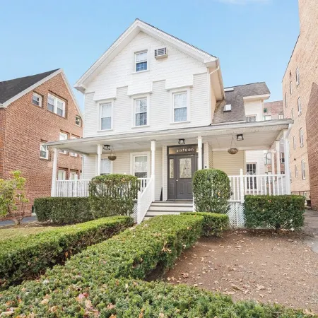 Clean, Classy, Convenient. Montclair's Best Stay! Walk to Town and Train