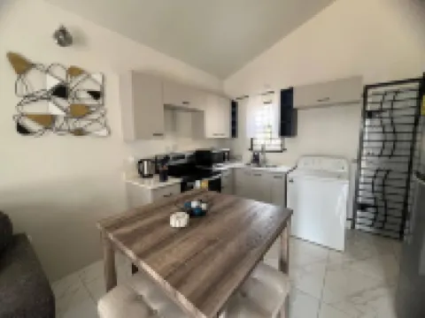 Charming 2 Bedroom Home in Phoenix Park Village Hôtels à : 