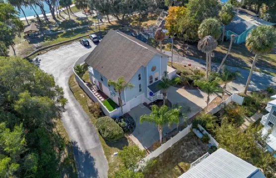 Wake up to river views:dreamy 4 bedrooms escape by the city beach in Dunnellon.